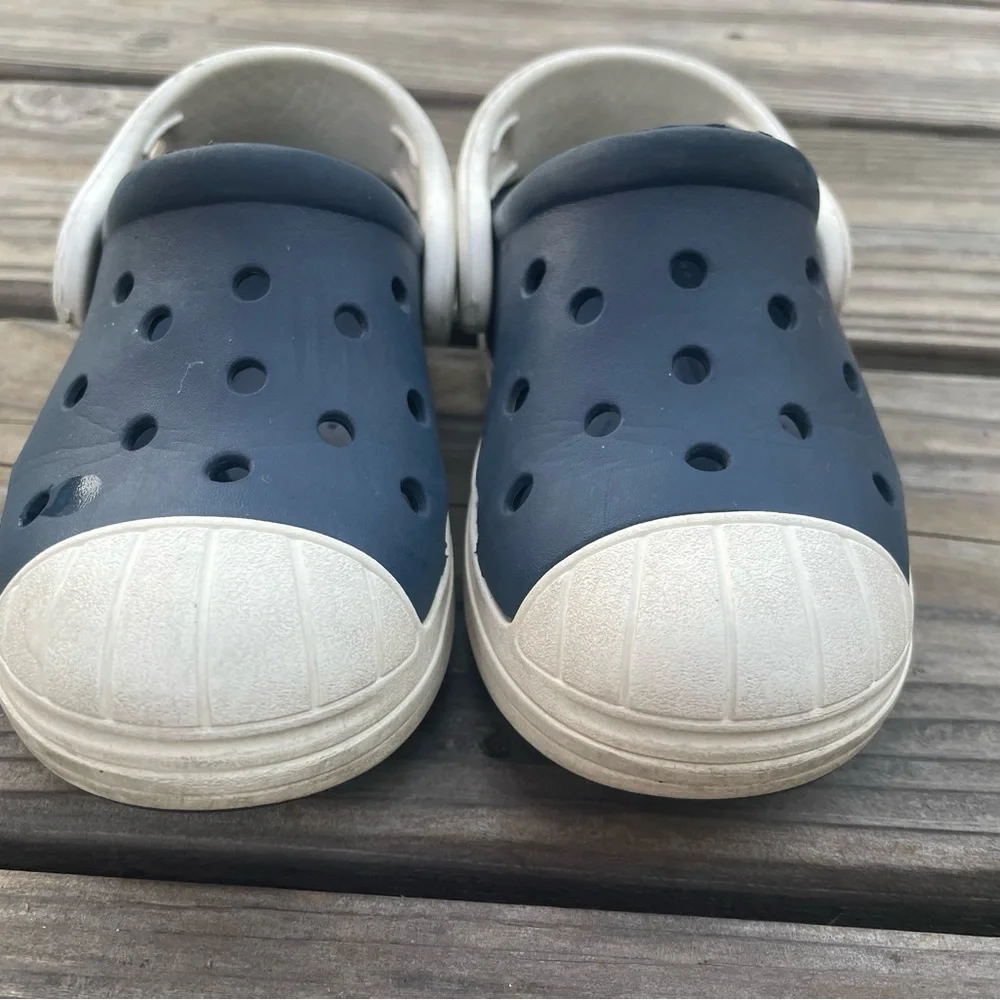 Toddler crocs, size 9. - Picture 2 of 4